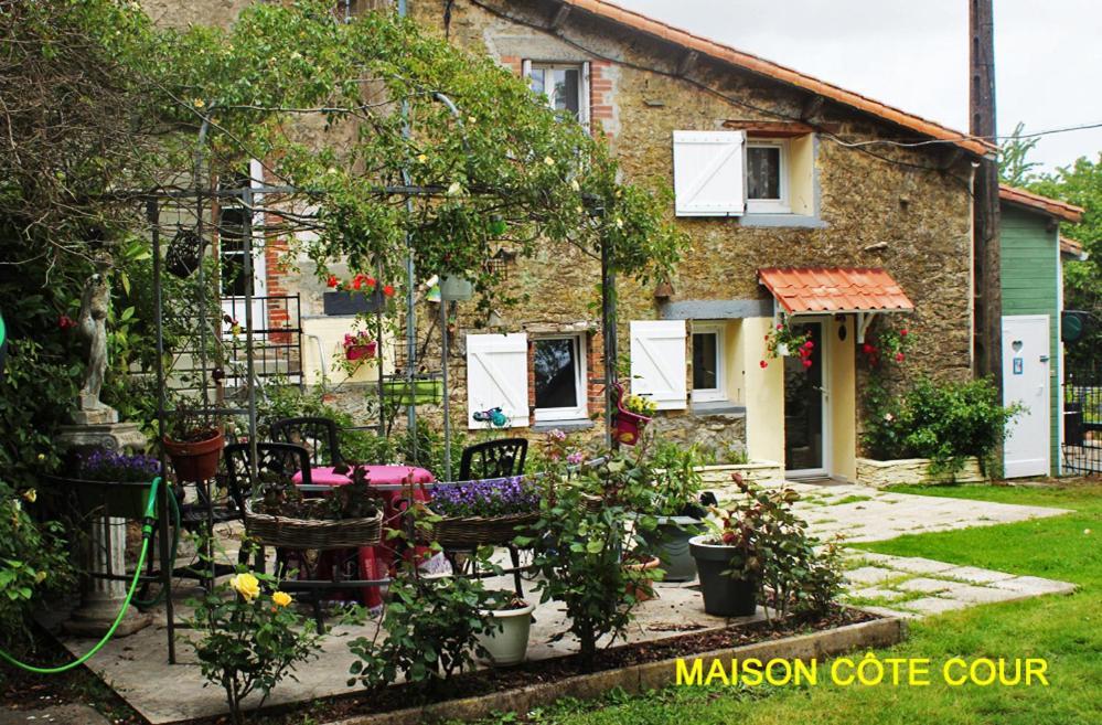 Chez Martine Et Bernard Saint-Vincent-Sterlanges Exterior foto